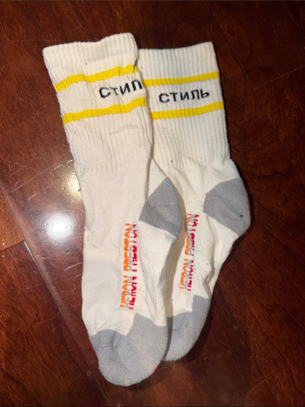 HERON PRESTON White & Yellow Crew Socks with Cyrillic 'Стиль' Branding
